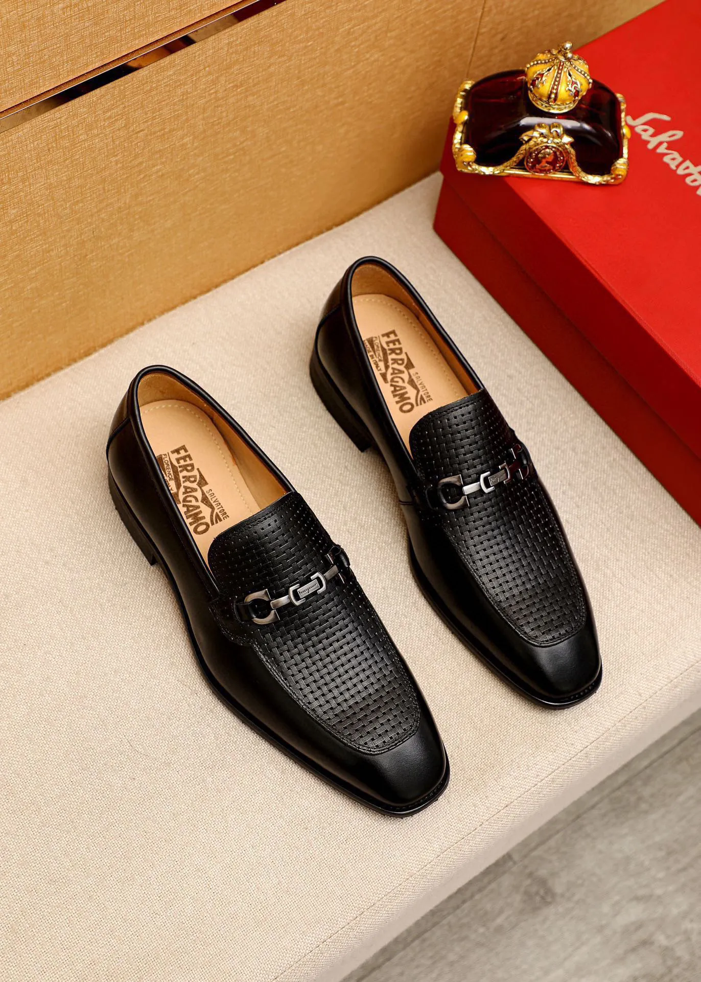 Men's shoes 💰460 💐 Product trademark: Ferragamo "Ferragamo" casual leather shoes Regular size: 38-44 (custom-made for 45🉑️) Product materials: Selected imported first-layer calfskin embossed upper + original hardware buckle, imported water-dyed cowhide leather lining. Strong three-dimensional visual effect, combined outsole Color: 2⃣️colors available